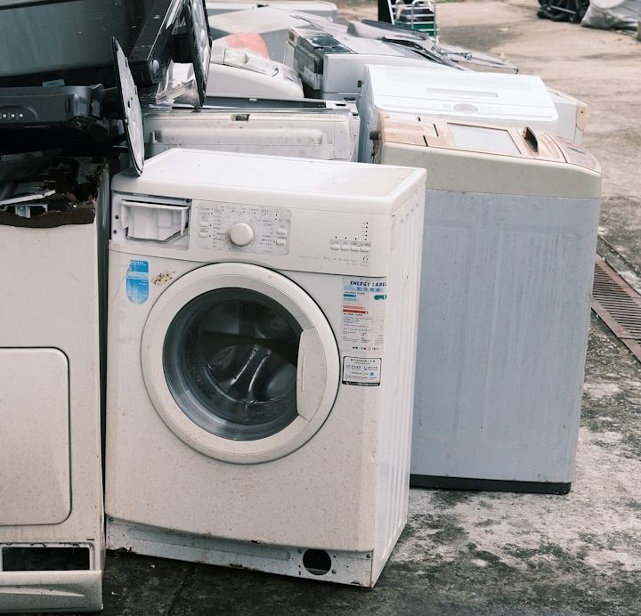 Auf einer Müllhalde stehen mehrere Haushaltsgeräte.